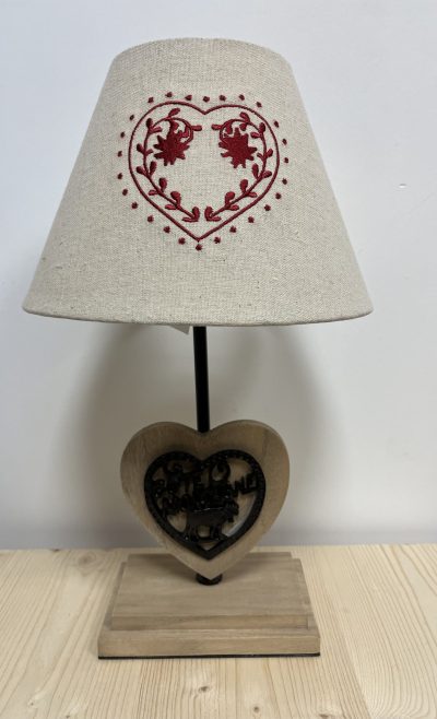 Lampe en bois avec cœur métallique – Image 3