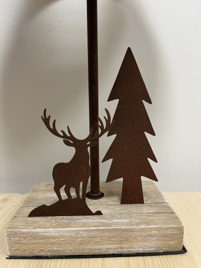Lampe en bois gris vieilli avec son cerf – Image 2