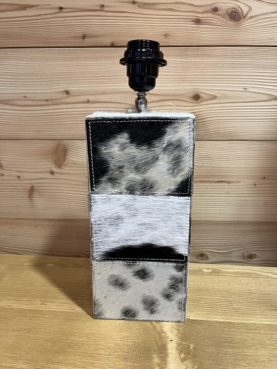 Pied de lampe en peau de vache unique